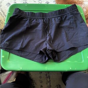 Under Armour Women's Black Shorts 🌸bundle and save!!